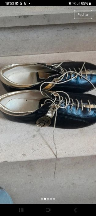 Sapatos pretos/dourados com sola estilo chuteiras