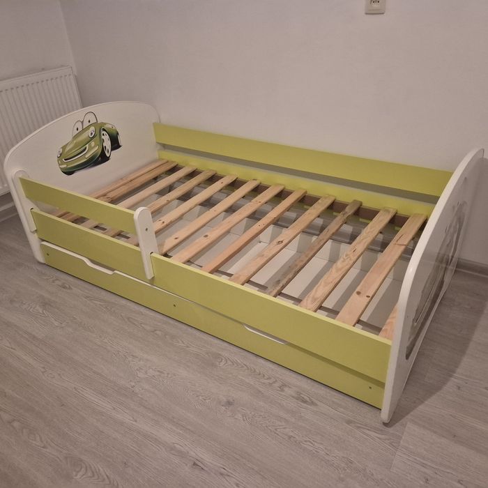 Łóżko dziecięce z autkiem