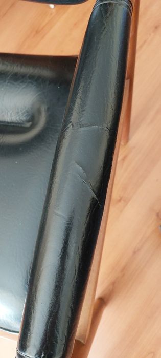 Cadeira vintage em  madeira maciça