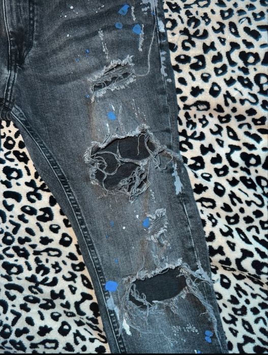 calças rasgadas com tinta