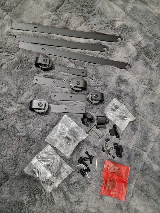 Zestaw elementów systemu drzwi przesuwnych