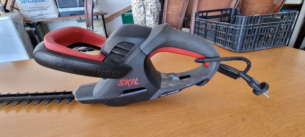 Corta-sebes elétrico SKIL – Bom estado – 55 cm. Aparador de sebes, jardinagem, SKIL, ferramenta elétrica.