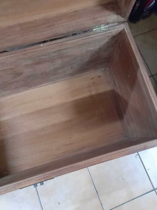 Arca de madeira trabalhada(relevo) principio dos anos 80 como nova