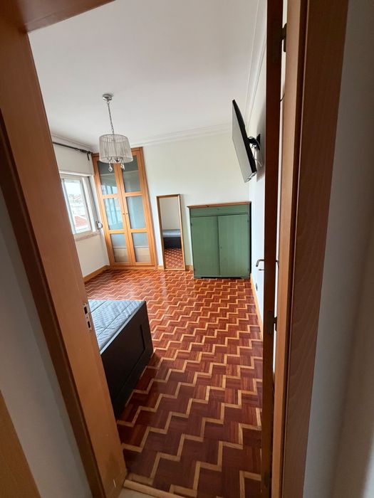 Alugo 2 quartos em Linda-a-velha