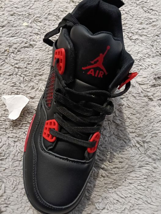 Jordany 4 czarno czerwono