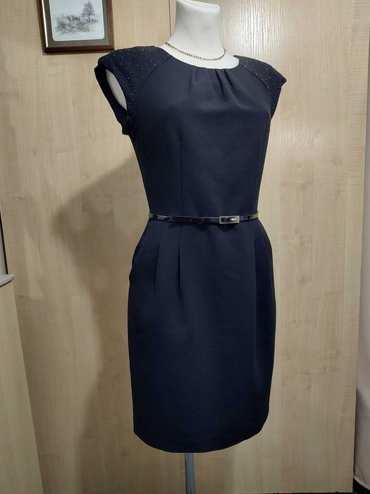 Elegancka czarna dopasowana sukienka z kieszeniami krótkim rękawem