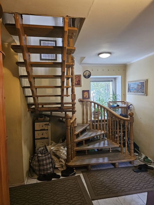 Сходи між поверхами