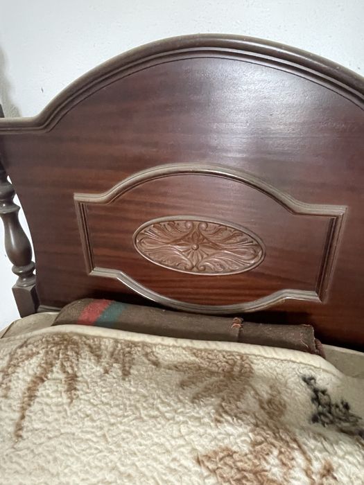 Cama de Solteiro e Mesa de Cabeceira