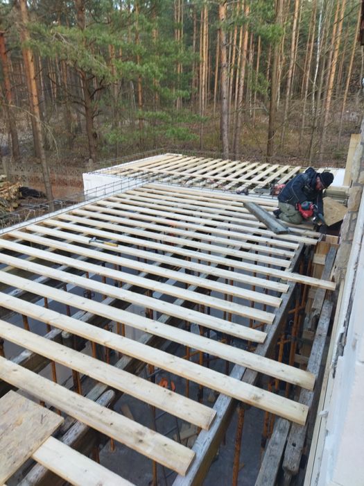 Deski szalunkowe równe po jednej budowie
