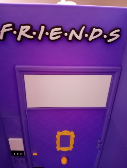 Porta para exposição das figuras Friends
