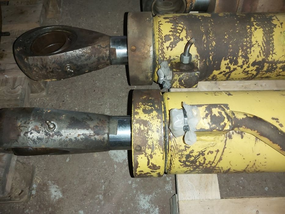 Tłok, siłownik koparka Waryński K611