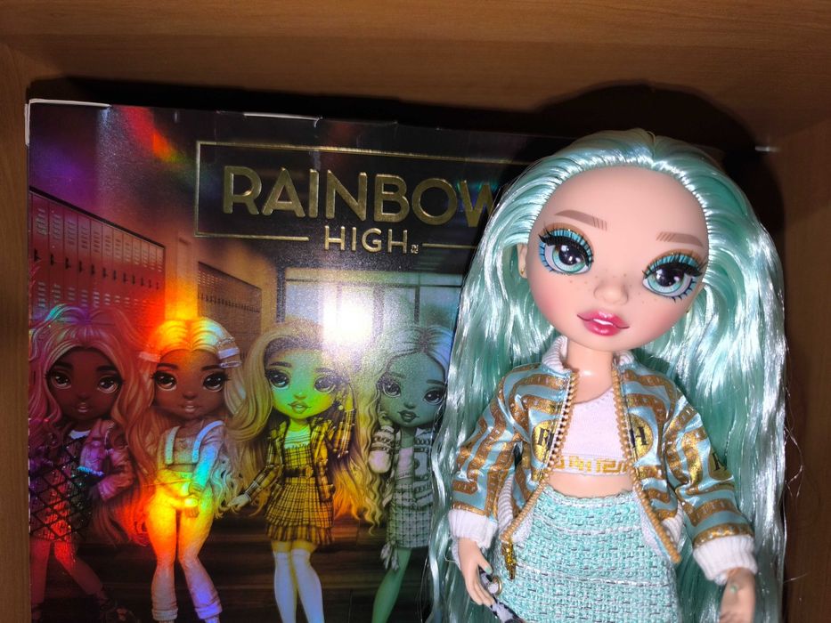 НОВА Daphne Minton Rainbow high
