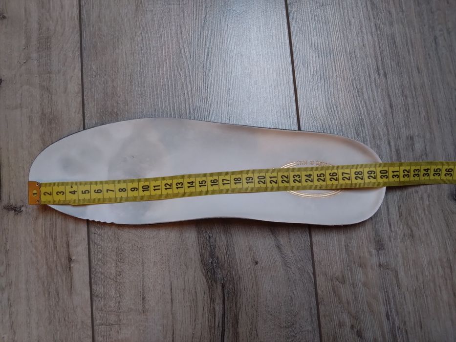 Продам кроссовки туфли tods