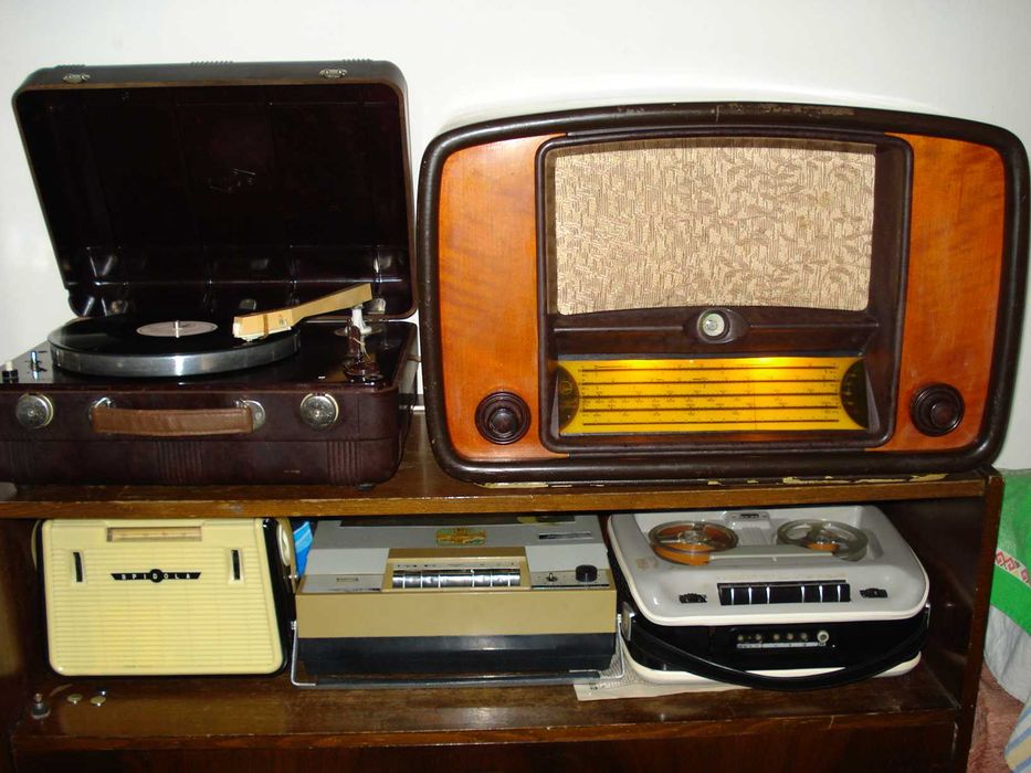 Приемники, магнитофоны из коллекции.