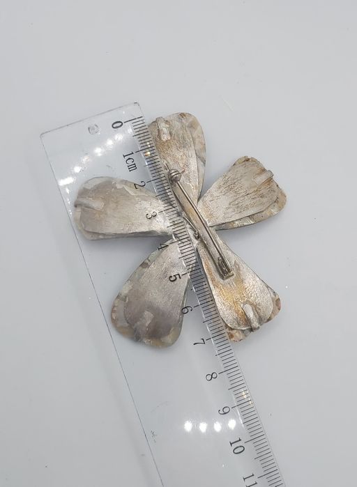 Alfinete de prata artesanal com madrepérola