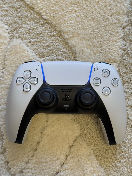 PlayStation 5 com comando + Hogwarts Legacy