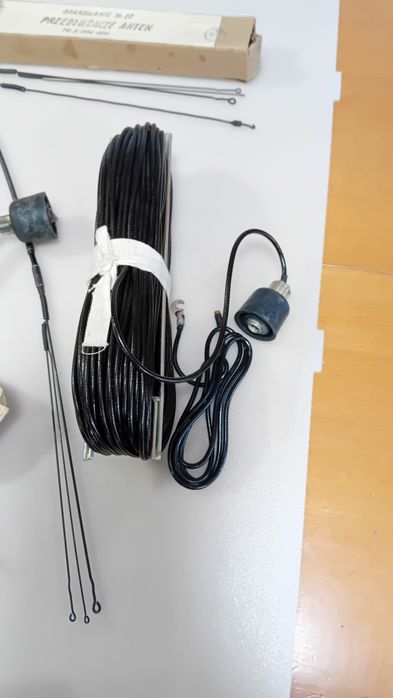Anteny ,mikrotelefon i inne przedmioty.