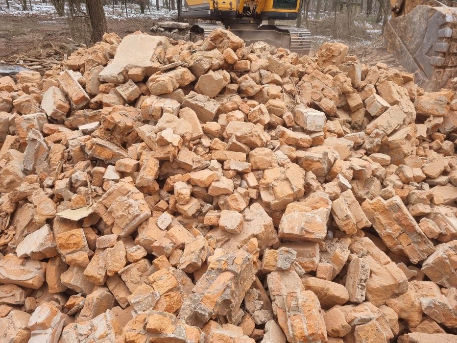 Відгружаємо бій цегли