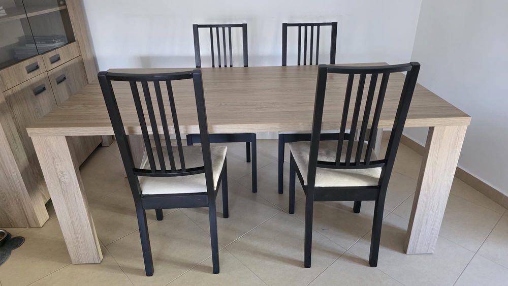 Mesa de jantar com 4 cadeiras