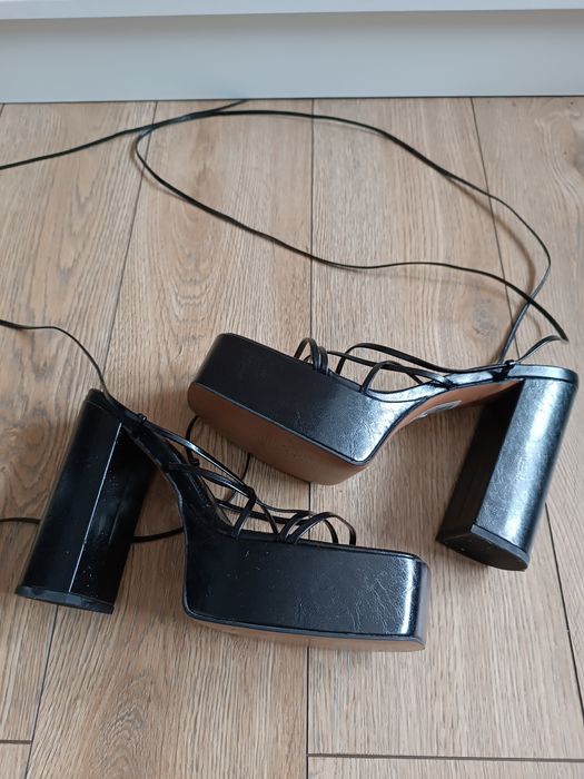 Czarne sandały na obcasie
