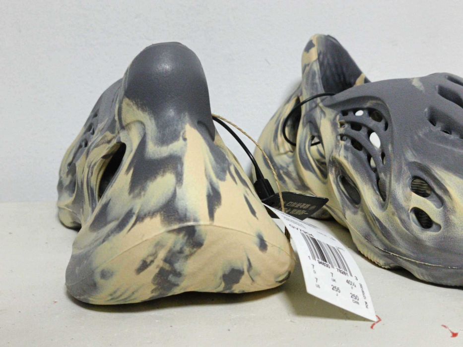 Buty Klapki Adidas Yeezy Foam RNNR Moon GV7904 r.40