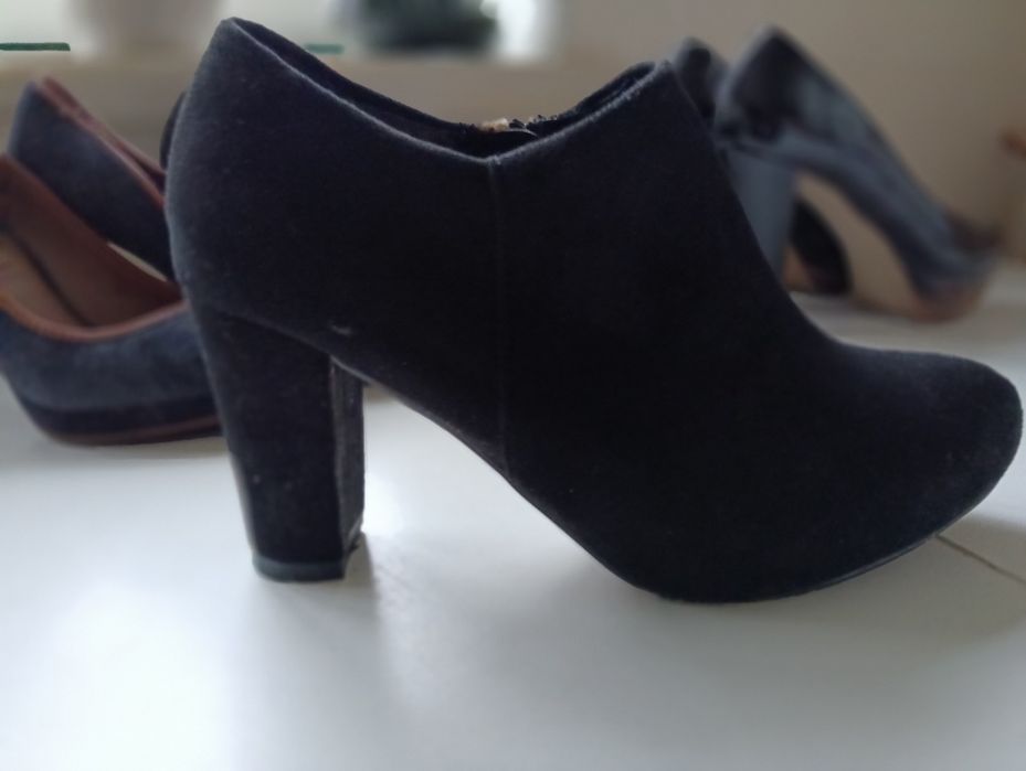 Sapatos em pele compensados