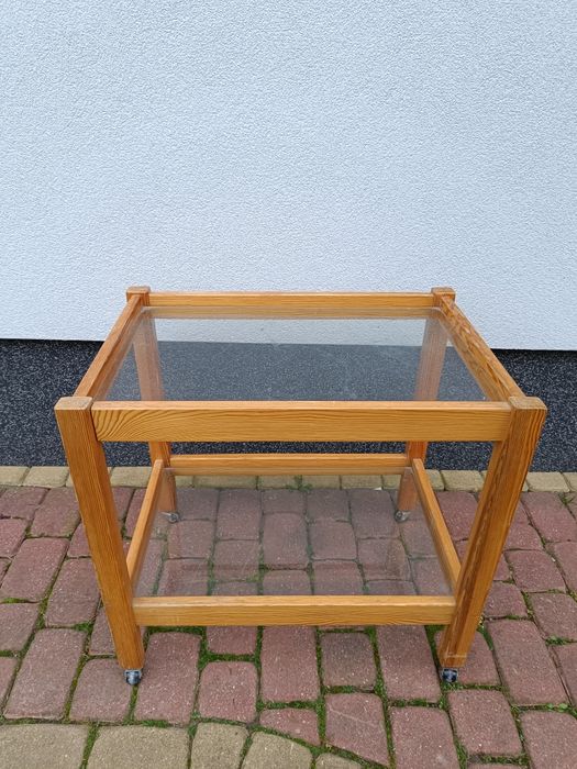 Stolik z szybą na kółkach