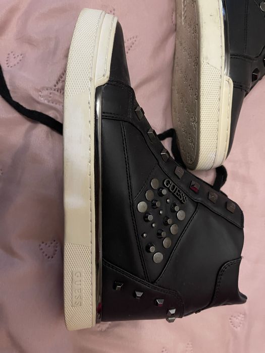 Чорні шкіряні кросівки-хайтопи Guess із заклепками.
