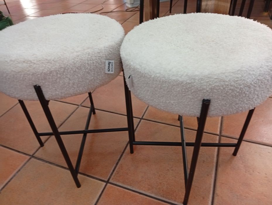 Sprzedam pufki  na metalowych nogach