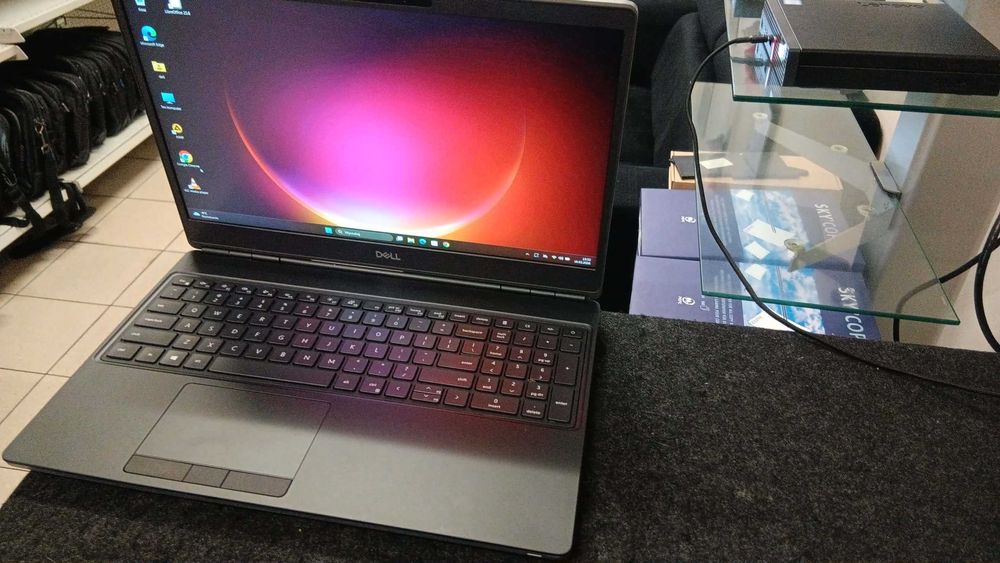 Stacja Robocza Dell 7550 I7 10850H/16gb/500SSD/Nvidia/15.6IPS/Win11