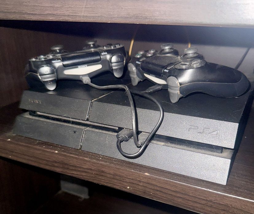 Playstation 4 com jogos e comandos