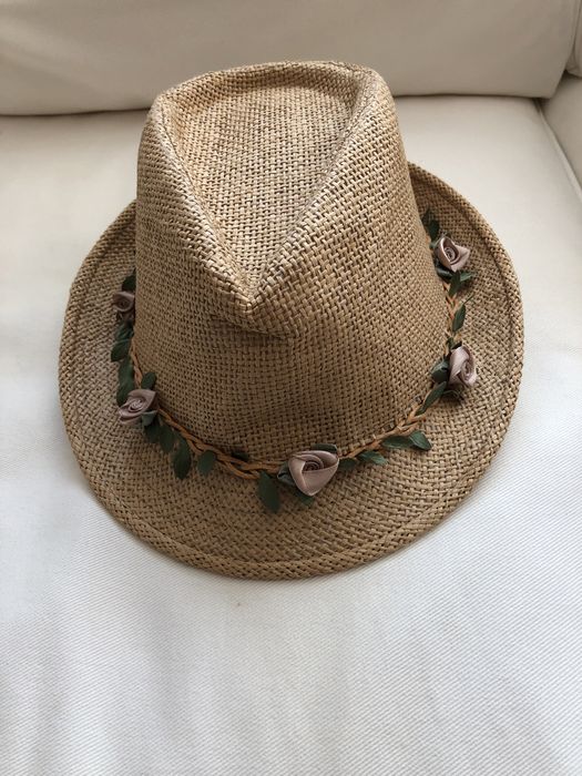 Various hats: straw hats with appliqués