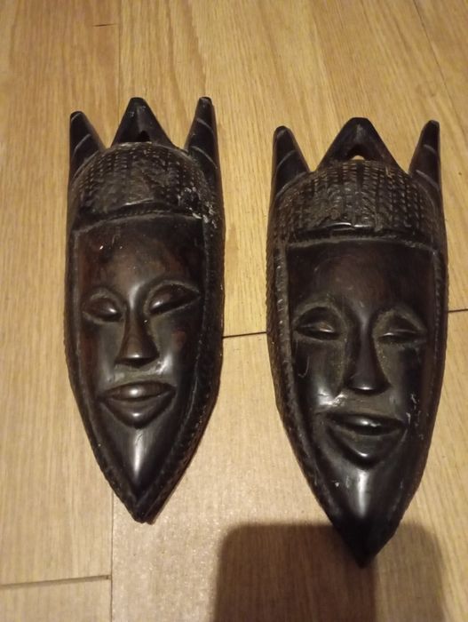 Duas peças de pendurar em pau preto