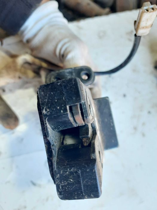 Замок механізм для кришки ляди багажника Мазда 3 БК хетчбек