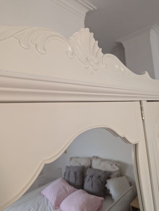 Roupeiro antigo lacado de branco. 3 portas e 3 gavetas.