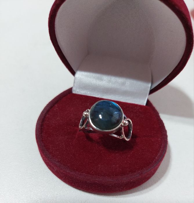 Серебряное кольцо с лабрадором