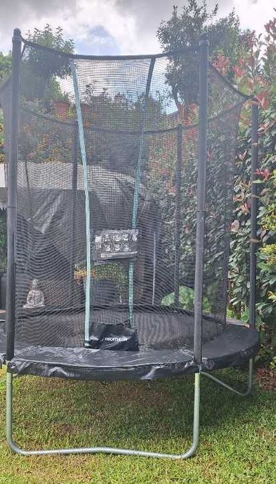 Trampolim Decatlhon quase novo, com 240 cm de diâmetro