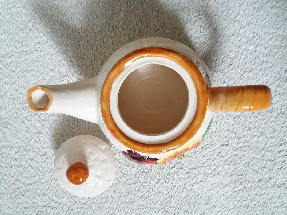 Porcelanowy dzbanek z filiżanką imbryk czajnik