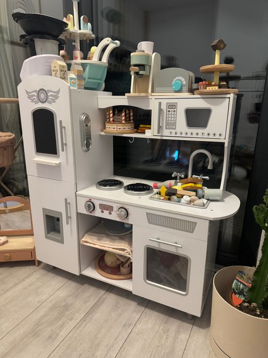 Piękna kuchnia dla dziecka z pełnym  wyposażeniem!!!