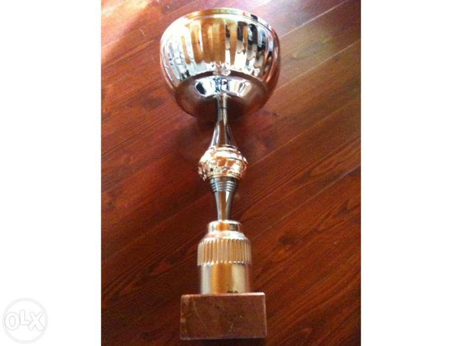 Taça nova com base em mármore
