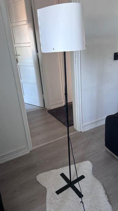 Mesa de jantar , mesa de centro e candeeiro de pé