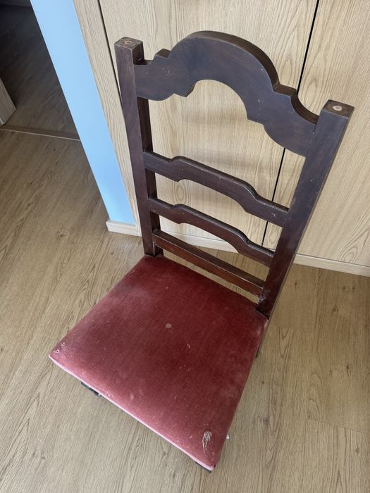 Cadeira antiga em madeira estilo rustico /tradicional para restauro