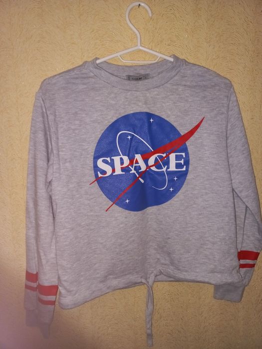 Кофтина з надписом "Space"