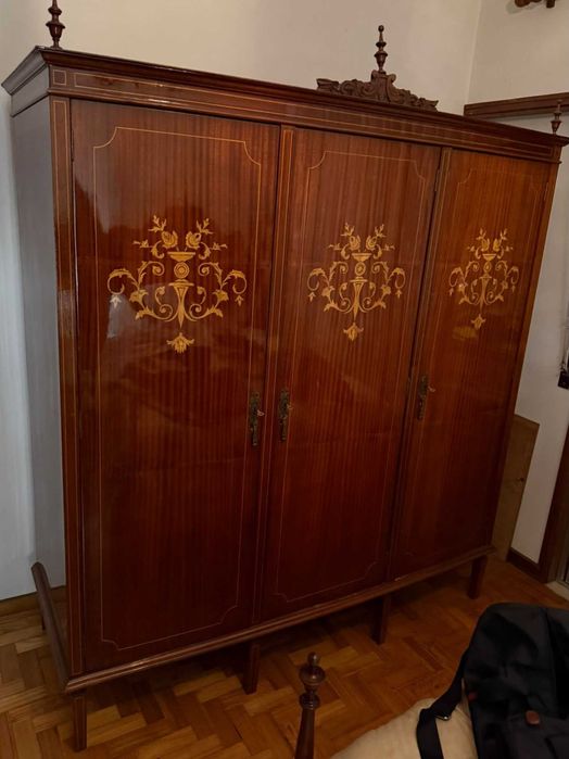 Roupeiro com embutidos