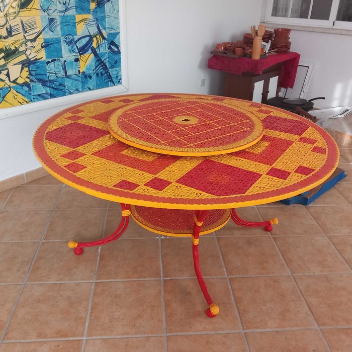 Mesa de refeições, feita de ferro, ideal para exteriores.