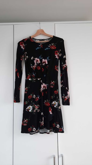 czarna sukienka w kwiaty na długi rękaw