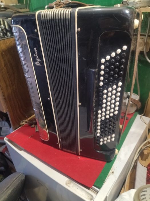 Продам баяни  різні тюнер сейко