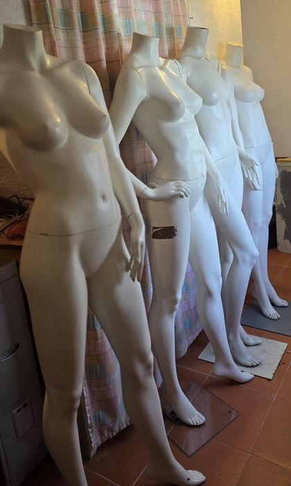 Manequins Lojas Brancos sem cabeça