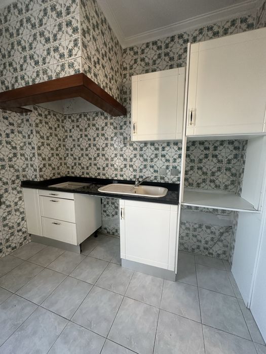 Móveis de cozinha brancos com balcão de granito