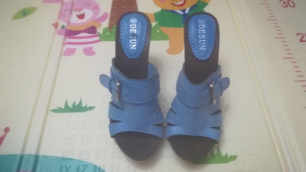 Продаю шльопки на каблуку